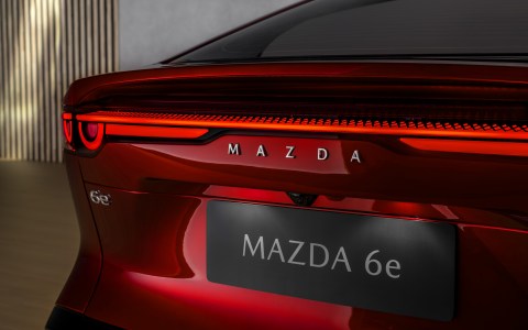 De nieuwe Mazda6e achterkant
