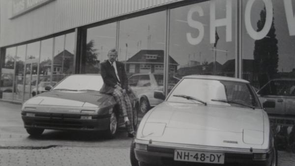 Hans Kolenaar voor showroom Mazda