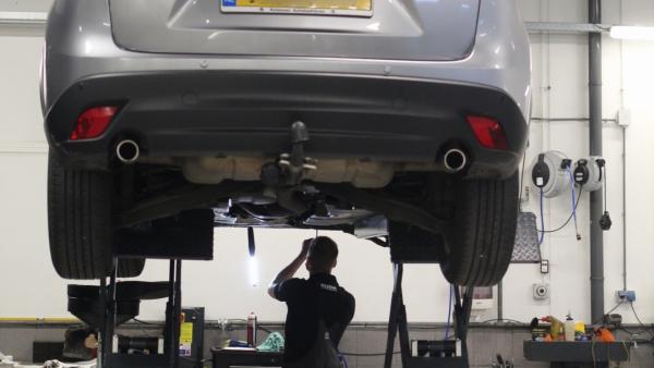 Werkplaats Mazda CX-5 op brug