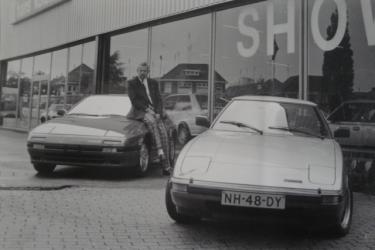 Hans Kolenaar voor showroom Mazda